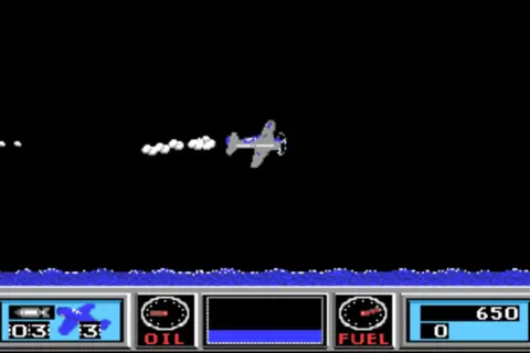 Samolot z "wings of fury" zostawia smugę dymu na nocnym niebie nad wzburzonym morzem. Wskaźniki pokazują paliwo i amunicję.