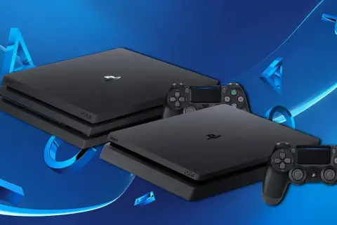 Dwie konsole PS4 Pro i dwa kontrolery DualShock 4 na niebieskim tle z logo PlayStation. Idealne na premierę!