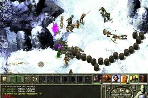Bitwa w śnieżnym krajobrazie w grze Icewind Dale 2. Bohaterowie walczą z orkami, a na ekranie widać interfejs gry.
