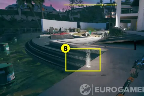 Dead Island 2: czysta kradzież! Woda w basenie jest zielona, a na schodach leży przedmiot.