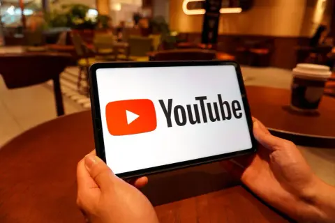 Tablet z logo YouTube, idealny do oglądania transmisji na żywo i pobijania rekordów live na YT.