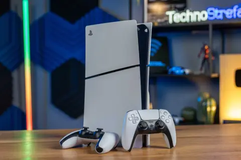 Konsola PlayStation 5 od Sony Interactive Entertainment z dwoma kontrolerami DualSense.