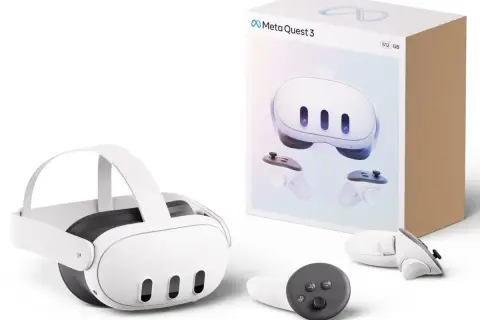 Zestaw VR Meta Quest 3: gogle, dwa kontrolery i pudełko z grafiką przedstawiającą urządzenie. Gotowy na wirtualne przygody!