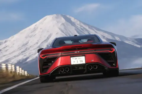 Czerwony sportowy samochód pędzi drogą z widokiem na ośnieżoną górę. Czy to zapowiedź forza horizon 6 premiera?