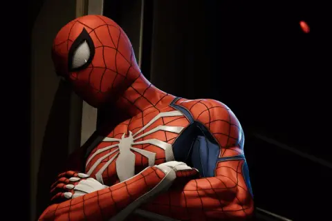 Spider-Man w swoim kultowym stroju, zamyślony. Może właśnie zdobył kolejne trofea w grze Spider-Man 2.