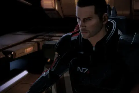 Komandor Shepard w zbroi N7, przygotowuje się do ostatniej, samobójczej misji w Mass Effect 2.