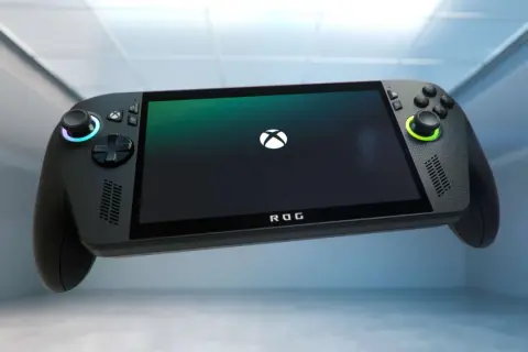 Ręczny komputer do gier ROG Ally z logo Xbox na ekranie, gotowy do akcji.