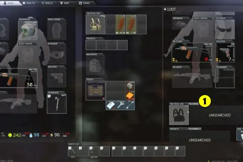 Gracz przygotowuje się do ucieczki z Tarkov na PS5, ekwipując broń i przedmioty.