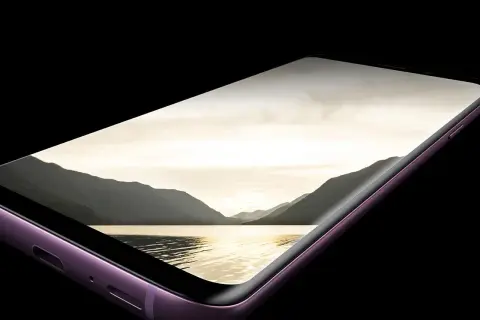 Fioletowy Samsung S9 na premierze prezentuje piękny krajobraz z jeziorem i górami.