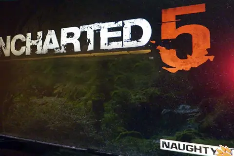 Napis "UNCHARTED 5" na tle ciemnej, leśnej scenerii. Kiedy doczekamy się tej gry?