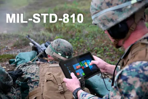 Żołnierz sprawdza dane na tablecie zgodnym ze **standardem militarnym MIL-STD-810H** podczas ćwiczeń.