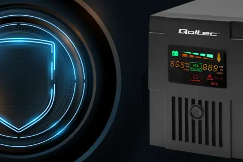 Nowoczesny UPS Qoltec chroni Twój sprzęt. Cyfrowy wyświetlacz pokazuje parametry, a neonowa tarcza symbolizuje bezpieczeństwo.