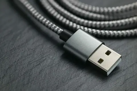 Szary kabel USB z wtyczką, gotowy do podłączenia urządzeń. Czy to USB 2.0, czy szybszy USB 3.0?