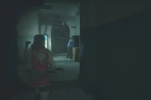 Claire Redfield w czerwonej kamizelce, szukająca wyjścia. Ten **resident evil 6 poradnik** pomoże Ci przetrwać.