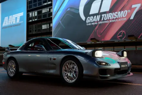 Srebrne RX-7 z podniesionymi światłami, gotowe do jazdy w Gran Turismo 7.