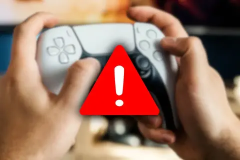 Ręce trzymające kontroler PlayStation, na którym widnieje czerwony trójkąt z wykrzyknikiem, symbolizujący awarię.