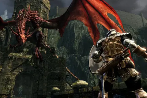 Rycerz w zbroi staje naprzeciw czerwonego smoka. To scena z gry Dark Souls, idealna do poradnika.