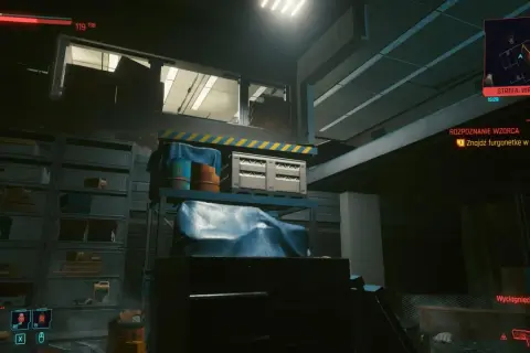 W magazynie w stylu cyberpunk, gdzie trwa rozpoznanie wzorca, widać regały z towarami i beczki.