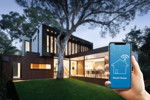 Nowoczesny dom z ogrodem, sterowany przez aplikację Smart Home na telefonie.