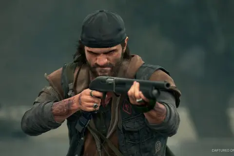 Deacon St. John z Days Gone Remastered celuje z strzelby w deszczu, gotowy na walkę.
