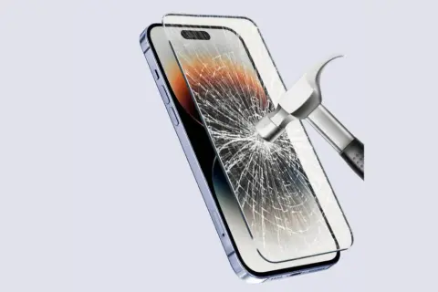 Młotek uderza w ekran telefonu, ale chroni go szkło hartowane. Wybierz folia czy szkło na telefon, by zapewnić bezpieczeństwo.