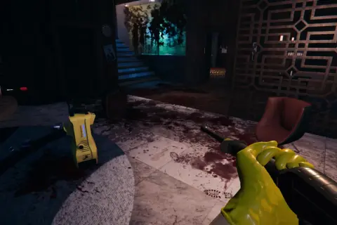 Ręka w żółtej rękawiczce trzyma narzędzie, gotowa do pracy jako **crime scene cleaner** w zalanym krwią wnętrzu.