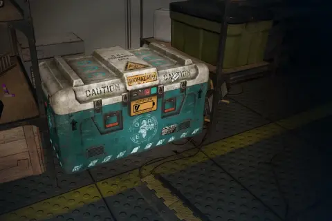 Skrzynia z napisem "BIOHAZARD inhibitor" i wskaźnikiem niskiego poziomu baterii, kluczowy element w Dying Light 2.