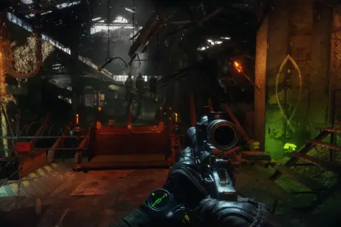 Wskazówki do Metro Exodus: widok z broni snajperskiej na zrujnowany korytarz z ołtarzem i wiszącymi postaciami.