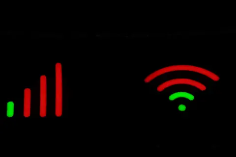 Wskaźniki sygnału: jeden pokazuje siłę połączenia (od zielonego do czerwonego), drugi symbolizuje jak wzmocnić sygnał wifi.
