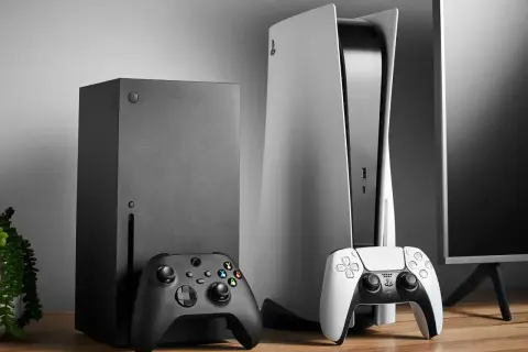 Czarny Xbox Series X i biały PlayStation 5 stoją obok siebie. Którą konsolę wybierasz?