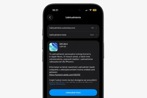 Ekran iPhone'a z informacją o aktualizacji iOS 26.4, która dodaje funkcję Koncerty w Apple Music i nowe emoji.