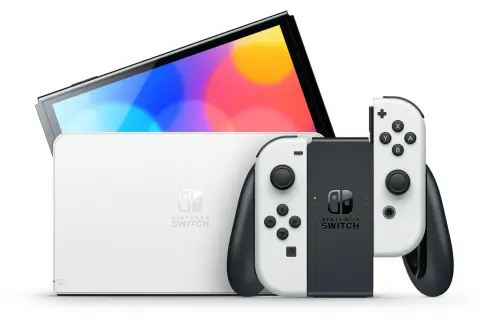 Biały Nintendo Switch z dokiem i kontrolerami Joy-Con. To jest ten słynny switch, który pozwala grać wszędzie.