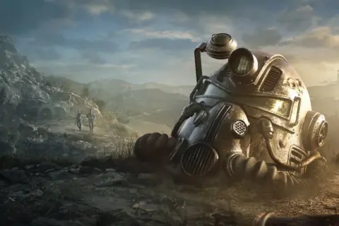 Zniszczony hełm z gry Fallout 76 leży na ziemi. W tle dwójka ludzi idzie w stronę gór. Sprawdź fallout 76 wymagania!