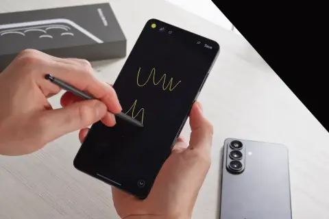 Rysowanie na ekranie najnowszego Samsunga S23 Ultra. Obok leży pudełko i drugi telefon.