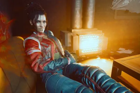 Panam Palmer, w skórzanej kurtce, siedzi przytulona do kanapy, w blasku ciepłego światła. To początek cyberpunk romansu z Panam.