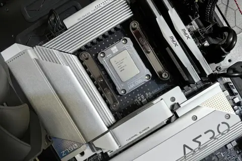 Jak sprawdzić płytę główną? Widok na procesor Intel Core i7, radiator, moduły RAM XPG i złącza na płycie głównej Gigabyte Z790 AERO G.