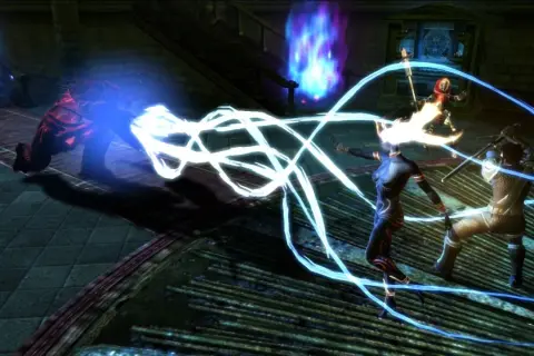 W grze Dungeon Siege 3 bohaterowie walczą z potworem, używając magicznych zaklęć i broni.