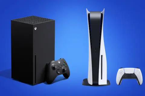 Czarny Xbox Series X i biały PlayStation 5 z kontrolerami. Kiedy nowy Xbox, to wybór jest trudny.