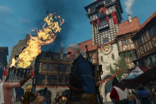 Geralt w tłumie, płonąca pochodnia i budynki w stylu średniowiecznym. Wygląda jak scena z Wiedźmina 3, być może z modami.