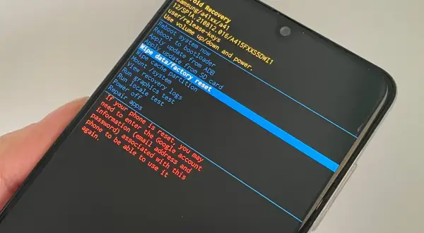 Ekran trybu odzyskiwania Samsunga z opcją "Wipe data/factory reset", która pomoże, jak odblokowac telefon Samsung gdy zapomni sie kodu.