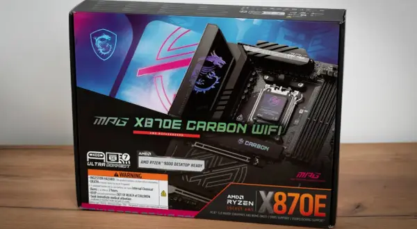 Pudełko płyty głównej MSI MAG X870E CARBON WIFI, idealne dla graczy szukających wydajności. Jaki Ryzen do gier? Ta płyta obsłuży procesory AMD Ryzen 9000.