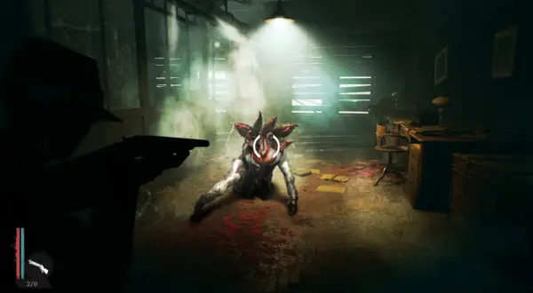 Mroczny pokój, człowiek z pistoletem celuje w potwora. To jak walka o przetrwanie w **the sinking city**.
