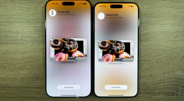 Dwa iPhone'y, jeden obok drugiego, prezentują udostępnianie zdjęć pączków. Porównanie iPhone 16 Pro Max wymiary.