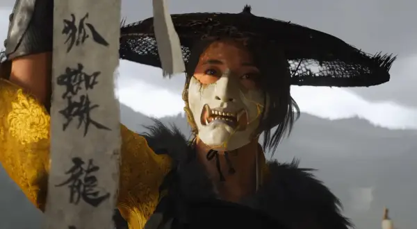 Postać w masce z Ghost of Tsushima, trzymająca zwój z japońskimi znakami. Osiągnięcie platyny w tej grze to wyzwanie!