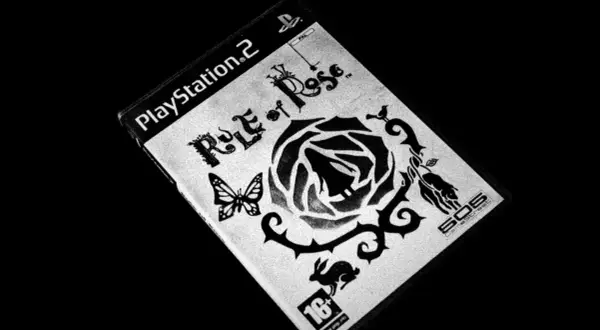 Okładka gry "Rule of Rose" na PlayStation 2. Motyw czarnej róży, motyla i królika.