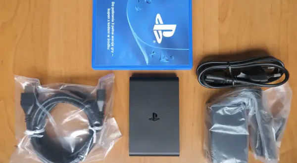 Zestaw PlayStation TV: konsola, kabel HDMI, zasilacz i kupon na gry. Dowiedz się, playstation tv co to jest!