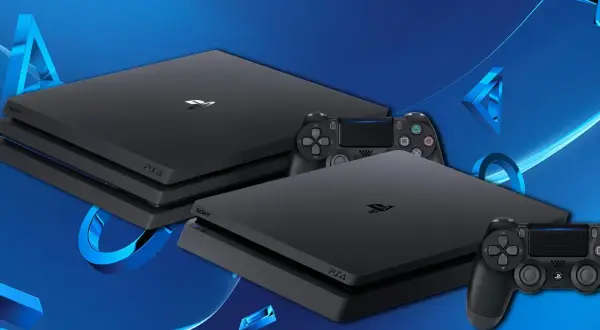 Porównanie PS4 vs PS4 Pro: dwie czarne konsole PlayStation z kontrolerami na niebieskim tle z symbolami PlayStation.