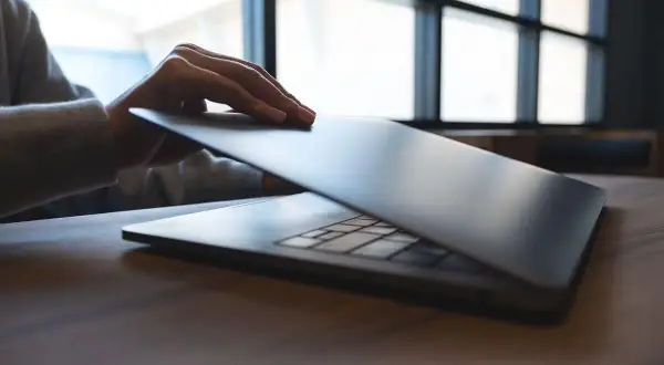 Dłoń zamyka smukły ultrabook. Co to jest? Lekki, wydajny laptop do pracy i rozrywki.