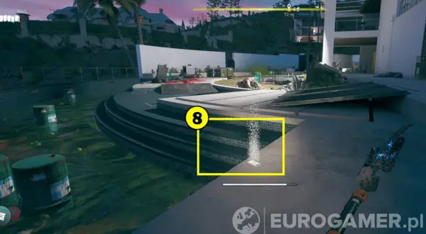 Dead Island 2: czysta kradzież! Woda w basenie jest zielona, a na schodach leży przedmiot.