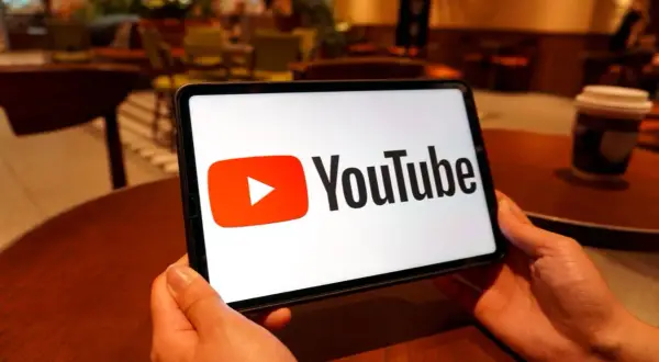 Tablet z logo YouTube, idealny do oglądania transmisji na żywo i pobijania rekordów live na YT.